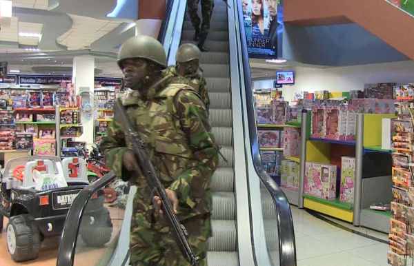 Islamisten-Terror im Westgate-Einkaufszentrum in Nairobi: Spezialeinsatzkräfte und Soldaten kontrollieren das erste und das zweite Obergeschoss