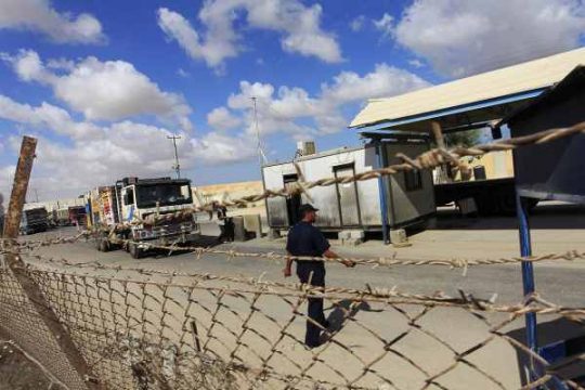 Lastwagen überquert den Warenübergang Kerem Schalom