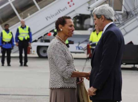 US-Außenminister John Kerry wird in Genf von der ständigen US-Vertreterin bei den Vereinten Nationen, Betty E. King, empfangen
