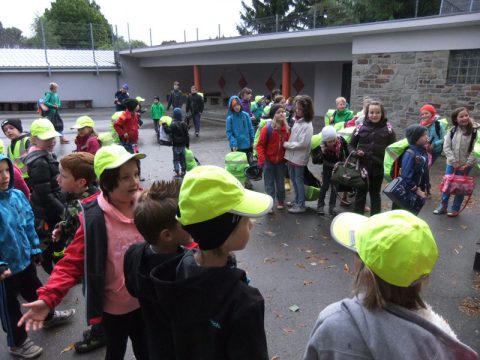 Kinder sammeln grüne Meilen für das Klima