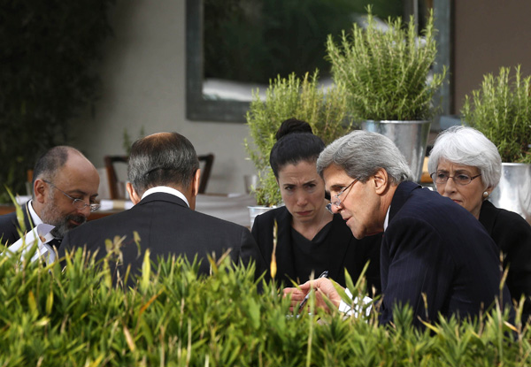 Außenminister Sergej Lawrow und John Kerry bei Beratungen in Genf