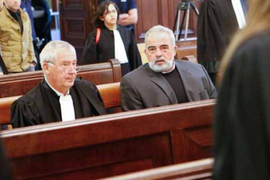 Filippo Gaone (r.), der ehemalige Präsident von La Louvière, beim Prozessauftakt gegen den sogenannten Wettchinesen