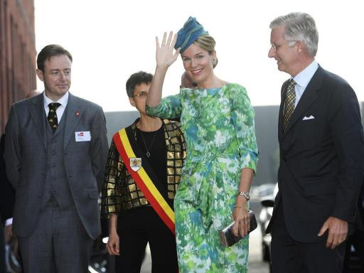 Philippe und Mathilde in Antwerpen (ganz links: Bürgermeister De Wever)