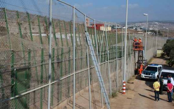Nach Stürmung von Afrikanern: Angestellte reparieren einen Zaun in der spanischen Exklave Melilla