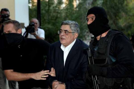 Parteichef Nikolaos Michaloliakos wird von der Polizei abgeführt