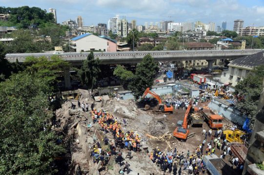 Rettungskräfte durchsuchen die Trümmer des eingestürztenn Hauses in Mumbai
