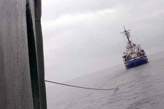 Russisches Schiff zieht die "Arctic Sunrise" durch Murmansk
