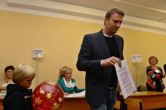 Alexej Nawalny bei seiner Stimmabgabe