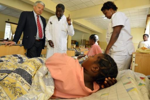 Denis Mukwege im Panzi-Hospital in Bukavu (2012 mit Außenminister Reynders, l.)