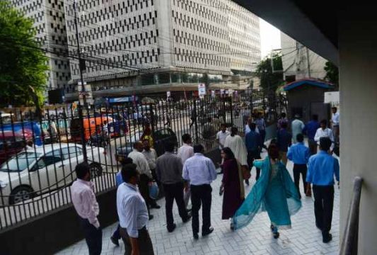 Schweres Erdbeben erschüttert pakistanische Provinz Baluchistan - Leute verlassen Gebäude