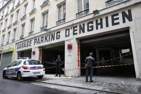 Polizisten bewachen das explodierte Pariser Parkhaus