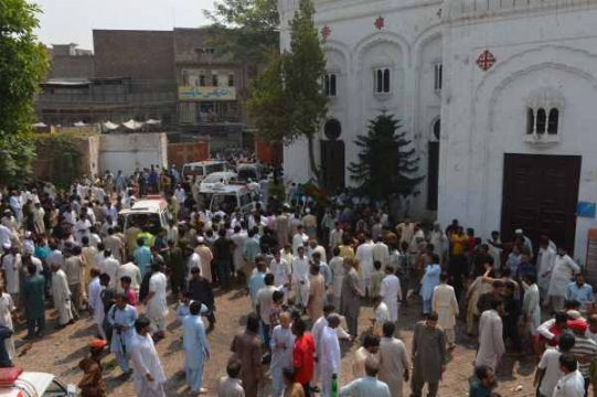 Anschlag auf Kirche in Peshawar: Christen versammeln sich vor der All-Saints-Kirche