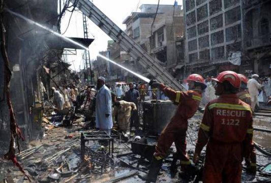 Anschlag in Peshawar: Feuerwehrleute versuchen, Feuer gefangene Gebäude zu retten