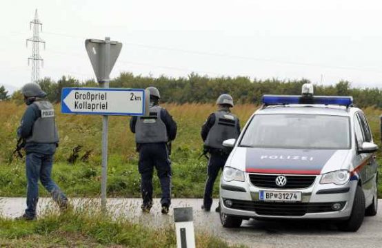 Polizei in Österreich sperrt eine Straße in der Nähe von Großpriel