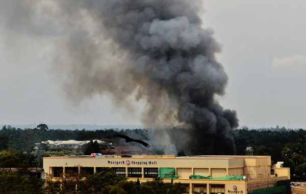 Schwarzer Rauch steigt über dem Einkaufszentrum Westgate in Nairobi auf