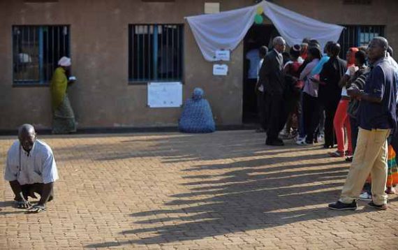 Parlamentswahl in Ruanda - Menschen warten vor einem der 15.500 Wahllokale