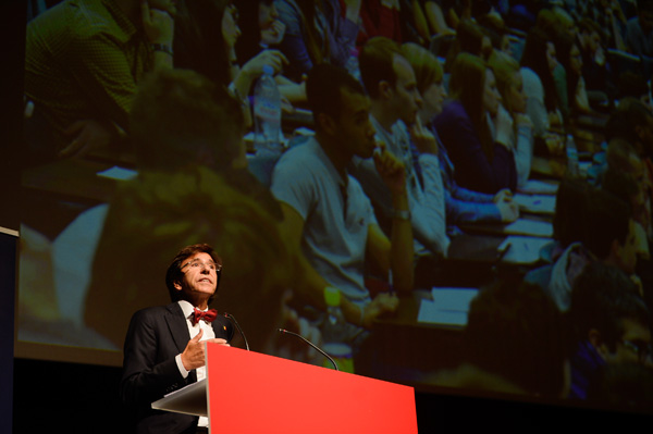 Premierminister Di Rupo bei einer Rede vor Studenten der UCL