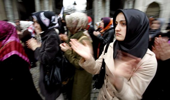Kopftuchverbot in der Türkei fällt (Bild: Pro-Kopftuch-Demo an der Universität von Istanbul, 2008)