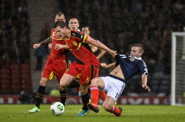 Jan Vertonghen im Zweikampf mit James Forrest