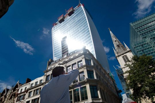 Geblendet vom neuen Londoner "Walkie Talkie"-Hochhaus