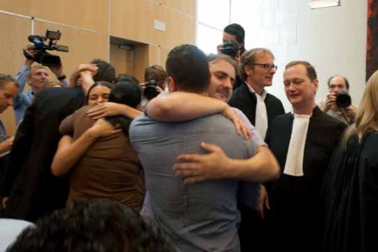 Die Angehörigen der Srebrenica-Opfer brechen nach der Urteilsverkündung in Tränen aus und umarmen sich