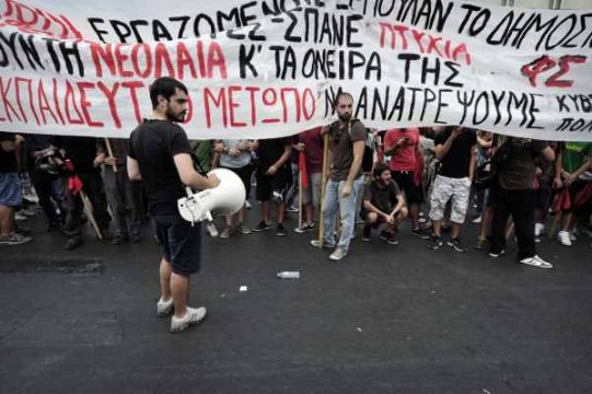 Griechische Studenten in Athen streiken mit ihren Lehrern