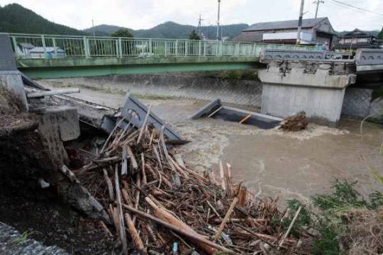 Taifun in Japan - eingestürzte Brucke