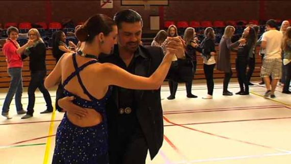 Tango in St. Vith: Schülerinnen des Maria-Goretti-Instituts treffen argentinische Künstler