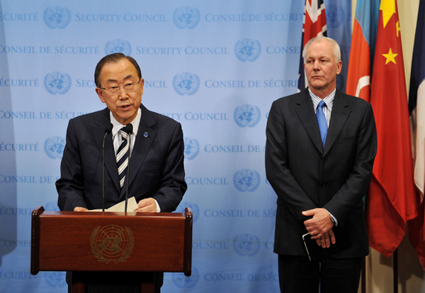 UN-Generalsekretär Ban Ki Moon und Prof. Åke Sellström stellen den Bericht der UN-Chemiewaffeninspekteure vor