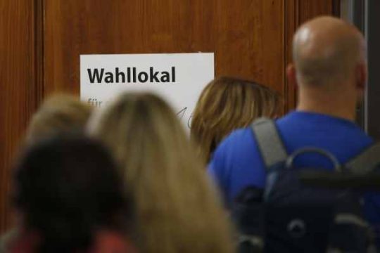 Menschen warten vor einem Wahllokal in Berlin
