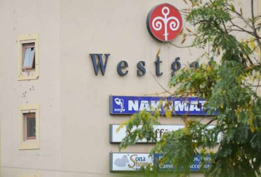 Durchlöcherte Wand des Einkaufszentrums Westgate