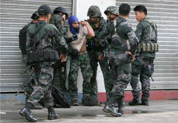 Soldaten in Zamboanga City schauen nach ihrem verletzten Kollegen