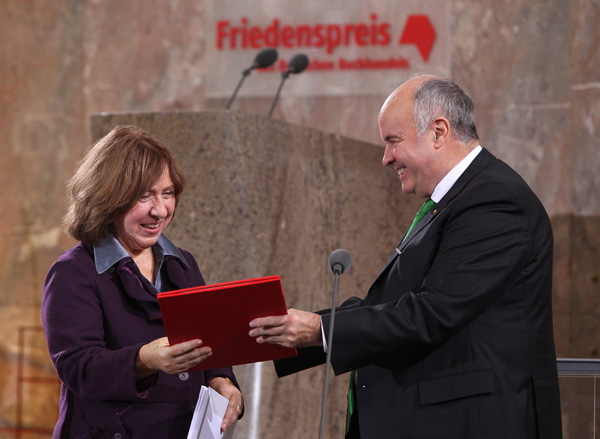 Swetlana Alexijewitsch nimmt den Friedenspreis des Deutschen Buchhandels entgegen