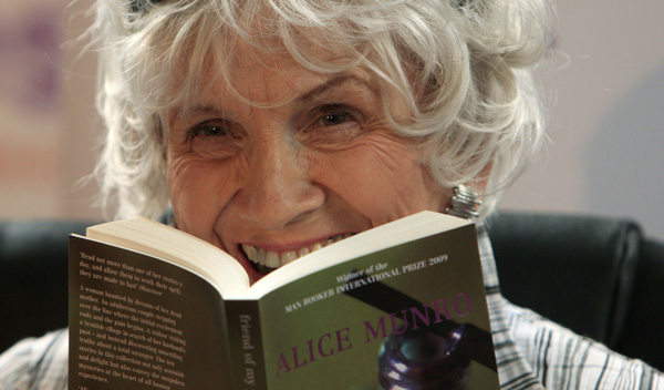Alice Munro bei einer Lesung 2009 in Dublin