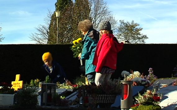 Grabvorbereitungen für Allerheiligen