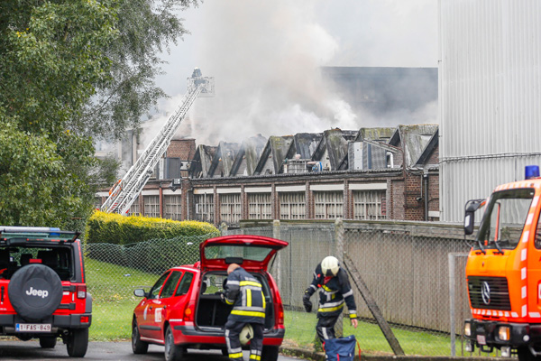 Feuerwehrleute bringen den Brand in der Süßwarenfabrik in Manage unter Kontrolle