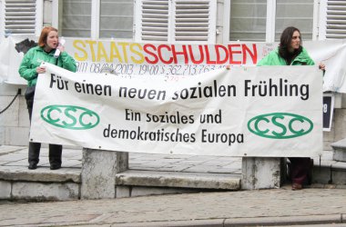 Demo gegen den Fiskalpakt vor dem PDG in Eupen