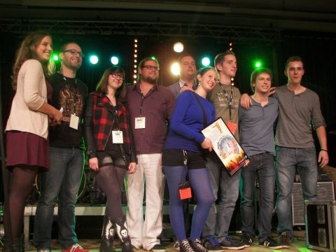 Jukutugewinner Echo Crash (vier Personen rechts) mit Jury und Veranstalter