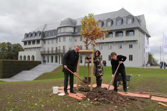 Eine Eiche für das PDG: Parlamentspräsident Alexander Miesen mit Nicole De Palmenaer und Torben Backes vom RdJ