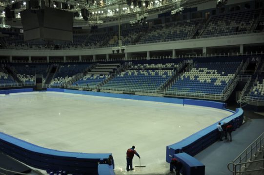Russland wirbt um Arbeiter für die Stätten der Olympischen Spiele (Bild: Eishalle von Sotchi)