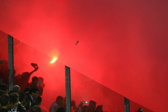 UEFA brummt Standard Lüttich eine Geldstrafe auf - unter anderem, weil Fans Feuerwerkskörper gezündet haben