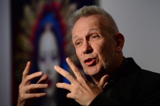 Jean-Paul Gaultier bei der Vorbesichtigung der Ausstellung The Fashion World of Jean Paul Gaultier: From Sidewalk to Catwalk"