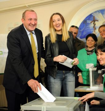 Georgi Margwelaschwili mit Tochter Anna bei der Stimmabgabe