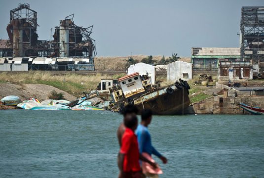 Zerstörte Fischerboote im Hafen von Gopalpur
