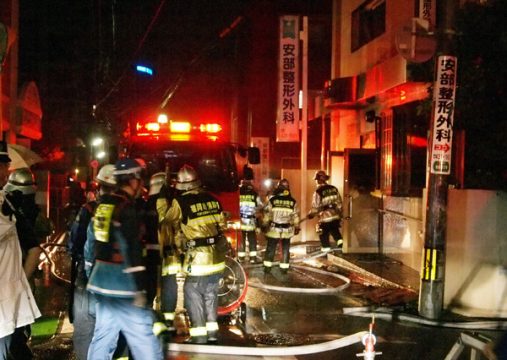 Feuerwehr löscht den Brand in einem Krankenhaus in Südjapan