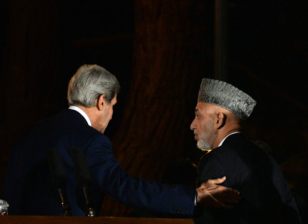 US-Außenminister John Kerry mit dem afghanischen Präsidenten Hamid Karsai