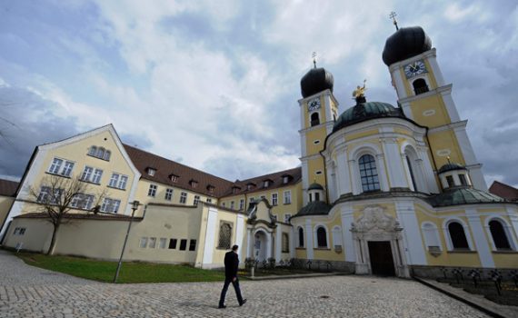 Der umstrittene Limburger Bischof Tebartz-van Elst hat Zuflucht in der Benediktinerabtei Metten gefunden