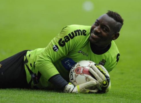 Charlerois Torhüter Mandanda freut sich über das Unentschieden in Sclessin