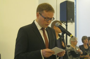 Das Königspaar hat heute der Provinz Luxemburg seinen Antrittsbesuch abgestattet. Rund 5.000 Menschen waren nach Arlon gekommen, um König Philippe und Königin Mathilde willkommen zu heißen. Überraschend wandte sich der König, vom Balkon des Provinzpalastes aus, an die Menge. Roger Pint berichtet aus Brüssel...  Der Frankophone spricht von einer "Joyeuse Entrée", einem "freudigen Einzug". Und freudig war er, der Antrittsbesuch des Königspaares in der Provinz Luxemburg. 5.000 Menschen, darunter 2.000 Kinder, bereiteten König Philippe und Königin Mathilde einen freudigen Empfang. Willkommen geheißen wurde das Staatsoberhaupt insbesondere von Provinzgouverneur Bernard Caprasse.  Ganze überraschend ergriff König Philippe vom Balkon des Provinzpalastes aus das Wort. Da es der letzte Antrittsbesuch in einer wallonischen Provinz war, zog er bei der Gelegenheit eine erste Bilanz:   King  In Erinnerung bleiben werden uns die ehrlichen Blicke, die leuchtenden Augen, die Worte der Unterstützung, die starken Bilder. Vielen Dank für Ihre Unterstützung, sagt König Philippe. Jetzt stehen noch drei Antrittsbesuche an, in Brügge, in Brüssel und in Eupen am kommenden Mittwoch.