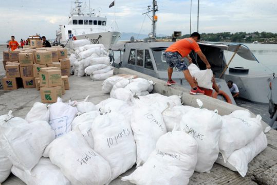 Nach dem Erdbeben auf den Philippinen: Hilfsgüter sind da, aber der Transport bereitet Schwierigkeiten